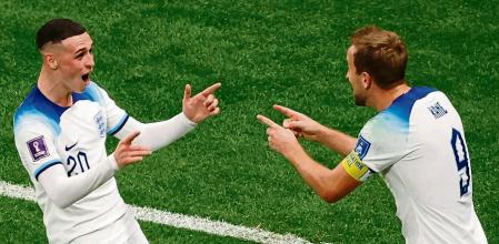 Al Khor (Qatar), 04/12/2022.- Harry Kane of England celebrates scoring the 2-0 goal with his teammate Phil Foden during the FIFA World Cup 2022 round of 16 soccer match between England and Senegal at Al Bayt Stadium in Al Khor, Qatar, 04 December 2022. (Mundial de Fútbol, Catar) EFE/EPA/Rolex dela Pena