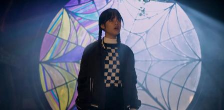 La actriz Jenna Ortega en una de las escenas de la serie de Netflix, Miércoles