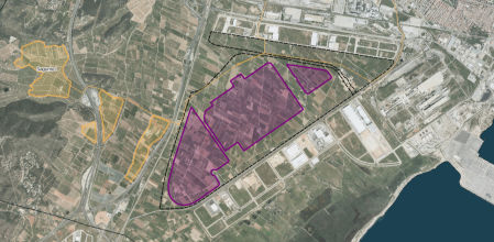 A la izquierda, localización de la planta fotovoltaica que irá vinculada a la gigafactoría en el proyecto de SEAT-Volkswagen en Sagunt