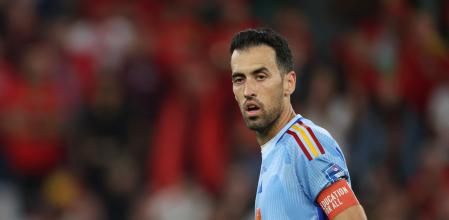 Sergio Busquets en acción ante Marruecos en los octavos de final de Qatar