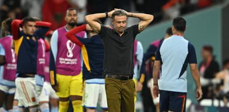Luis Enrique, con las manos en la cabeza, en la zona técnica del Education City