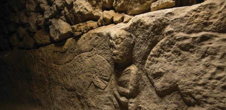La escena narrativa se talló en un banco de piedra de una sala comunal