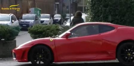 Transforma su Toyota en un impresionante Ferrari y acaba detenido por falsificación