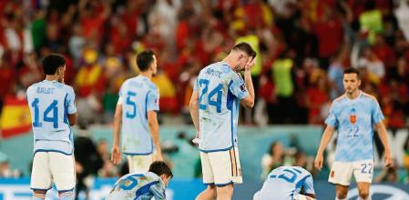 -FOTODELDÍA- GR2216. RAYÁN (CATAR), 06/12/2022.- Jugadores de España reaccionan al perder la serie de penaltis hoy, en un partido de los octavos de final del Mundial de Fútbol Qatar 2022 entre Marruecos y España en el estadio Ciudad de la Educación en Rayán (Catar). EFE/ Alberto Estevez