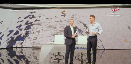 Joaquín y Vicente Vallés en el plató de informativos de Antena 3