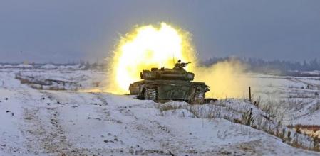 Imagen de archivo de un tanque bielorruso disparando el 1 de febrero de 2022, durante la preparación para unos ejercicios militares conjuntos entre Rusia y Bielorrusia
