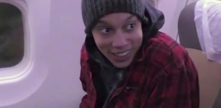 En esta imagen tomada de un video proporcionado por el Servicio Federal de Seguridad Ruso, la estrella de la WNBA y dos veces medallista de oro olímpica Brittney Griner se sienta en el avión mientras vuela a Abu Dhabi para ser canjeada por el ciudadano ruso Viktor Bout, en Rusia.