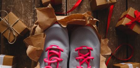Regalar unas zapatillas por Navidad.