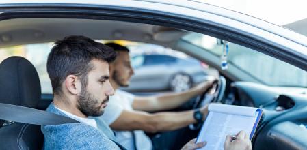 España tiene un déficit importante de examinadores, lo que provoca cuellos de botella para obtener cita y largas esperas en el examen práctico de conducir&nbsp;