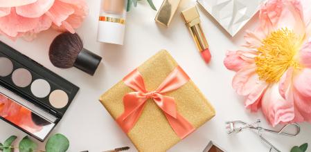Regalar productos de belleza por Navidad.