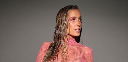 María Pombo combina un vestido red con un maquillaje a todo color