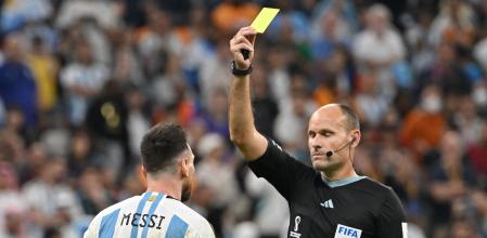Messi conversando con Mateu Lahoz