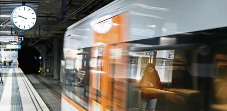 Nuevos horarios en la linia del Vallès de Ferrocarrils de la Generalitat, mucho mas frecuente. Terrassa. 2/12/2022. Foto: Joan Mateu Parra