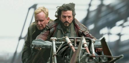 Stellan Skarsgard y Diego Luna. 