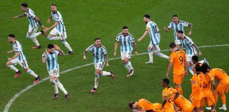 Jugadores de Argentina celebran el triunfo ante una abatida Países Bajos