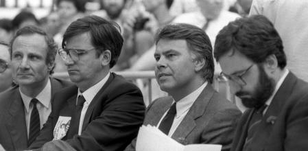Un joven Felipe González acompañado de los ministrosNarcís Serra, a su izquierda, yErnest LluchyJoan Majó, a su derecha