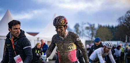 Van Aert logró el podio cubierto de barro por completo