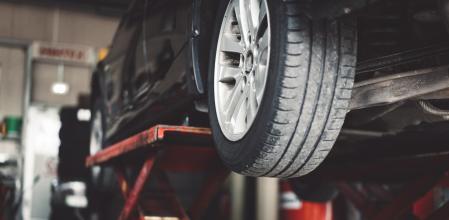 Coche en el elevador de un taller