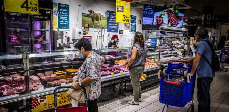 Gente comprando comida en un supermercado