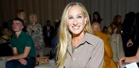 Sarah Jessica Parker con el bolso 'Baguette' de su colección cápsula junto a Fendi