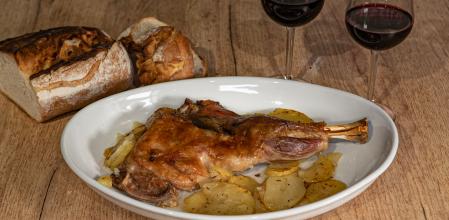 Paletilla de cordero asada al horno durante 10 horas en su jugo a baja temperatura