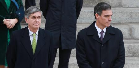 El presidente del Tribunal Constitucional, Pedro González Trevijano, junto al presidente del Gobierno, Pedro Sánchez, en la pasada fiesta del día de la Constitución en el Congreso