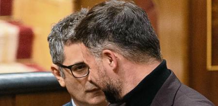El portavoz de ERC en el Congreso de los Diputados, Gabriel Rufián (i) y el ministro de la Presidencia, Relaciones con las Cortes y Memoria Democrática, Félix Bolaños (d), durante una sesión plenaria en el Congreso de los Diputados, a 14 de diciembre de 2022, en Madrid (España). El PP ha aprovechado la sesión de control al Gobierno en el Pleno del Congreso para pedir explicaciones al ministro de la Presidencia, por la contratación del marido de la vicepresidenta Nadia Calviño en Patrimonio Nacional. El fichaje de Ignacio Manrique de Lara como coordinador de Marketing de Patrimonio Nacional ya desató criticas hace una semana cuando el diario 'El Mundo' dio a conocer la noticia. Además, el Congreso vota hoy una propuesta del PP para convertir a España en el ‘hub’ de gas del sur de Europa y otra propuesta para congelar los peajes de autopistas gallegas en 2023. 14 DICIEMBRE 2022;CALVIÑO;PATRIMONIO;SESIÓN DE CONTROL;CONGRESO;MARIDO;PATRIMONIO Eduardo Parra / Europa Press 14/12/2022