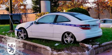 El coche se subió a una zona ajardinada
