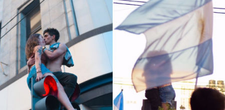 Dos jóvenes se besan en un semáforo de La Plata