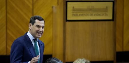 El presidente de la Junta de Andalucía, Juanma Moreno, durante la sesión de control al Gobierno.