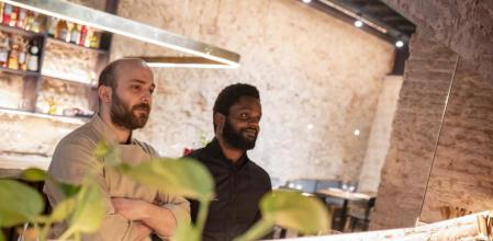 Enric Buendia y Aristides Rivalta Bueno, chefs y propietarios de la Taberna Kamikaze, en Barcelona, 13 de Diciembre de 2022. Foto: Joan Mateu Parra