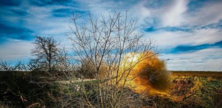 TOPSHOT - This photograph taken on November 30, 2022 shows a 2S3 Akatsiya (Self propelled howitzer) firing a shell towards Russian positions in a field near an undisclosed frontline position in eastern Ukraine, amid the Russian invasion of Ukraine. (Photo by Yevhen TITOV / AFP)