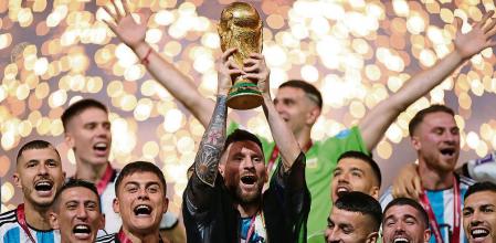 Leo Messi levantando la Copa del Mundo l