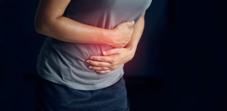 Dolor estomacal debido a una indigestión.