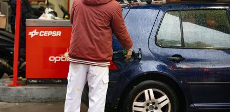 Una persona echa gasolina del surtidor de una gasolinera&nbsp;