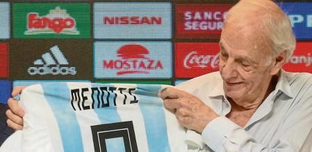ARGENTINA FÚTBOL:AME3126. BUENOS AIRES (ARGENTINA), 25/01/2019.- El presidente de la AFA, Claudio Tapia (i), presenta a Cesar Luis Menotti como director general de selecciones nacionales de la Asociación del Fútbol Argentino (AFA), durante una rueda de prensa este viernes, en el predio de la AFA, en Ezeiza, ciudad de Buenos Aires (Argentina). César Luis Menotti dijo este viernes, en su presentación como director de selecciones nacionales de la AFA, que su objetivo es 