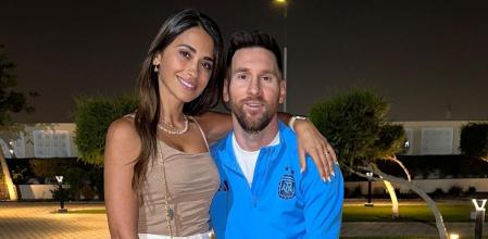 Antonela y Leo en uno de los descansos del jugador