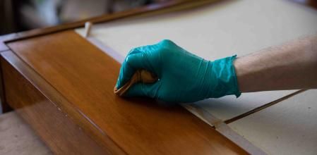 Un ebanista trabajando en uno de los talleres del Mobilier National en París