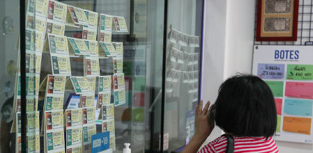 La primitiva se ha convertido en un ritual para millones de personas que acuden a escoger la cifra en la que depositarán sus esperanzas para conseguir el gran premio