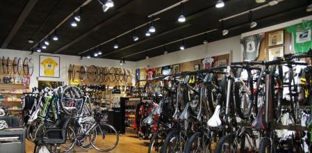 Las tiendas portuguesas ven una oportunidad de ver más y las españolas se preparan para afrontar problemas de competencia.