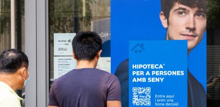 Publicidad de hipotecas en la puerta de una entidad bancaria