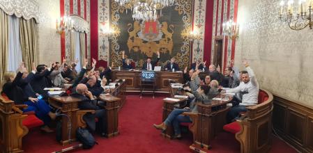 Momento en el que todos los grupos votan a favor de las propuestas de homenaje a Eusebio Sempere.