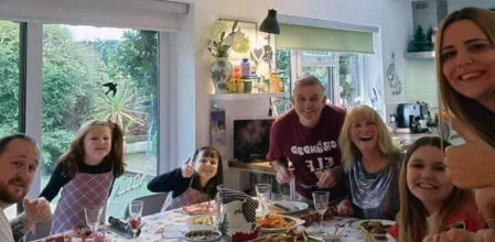 La abuela que cobra a su familia por la cena de Navidad ha subido los precios