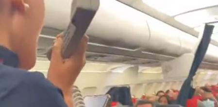 Una azafata canta a sus pasajeros antes de despegar.