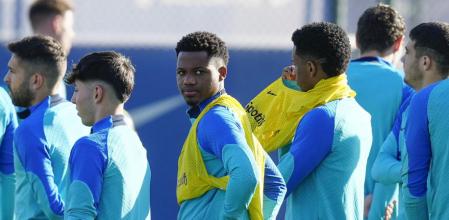 GRAFCAT4520 Sant Joan Despí (BARCELONA) 23/12/2022.- El jugador del FC Barcelona, Ansu Fati (c), junto a sus compañeros de equipo, durante entrenamiento realizado esta mañana en la Ciudad Deportiva del club para preparar el regreso a la Liga de fútbol, tras el parón invernal con motivo del pasado Campeonato Mundial de Qatar. EFE/Enric Fontcuberta