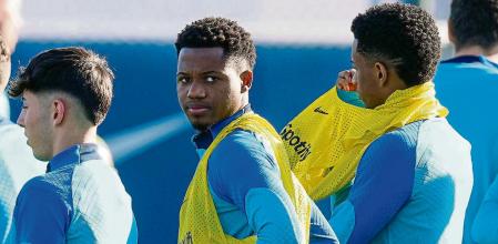GRAFCAT4520 Sant Joan Despí (BARCELONA) 23/12/2022.- El jugador del FC Barcelona, Ansu Fati (c), junto a sus compañeros de equipo, durante entrenamiento realizado esta mañana en la Ciudad Deportiva del club para preparar el regreso a la Liga de fútbol, tras el parón invernal con motivo del pasado Campeonato Mundial de Qatar. EFE/Enric Fontcuberta
