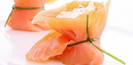 Rollitos de salmón rellenos de queso