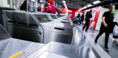 foto XAVIER CERVERA 08/11/2019 Máquinas validadoras de la T-Mobilitat ;promesa des de 2011 ,se va instalando poco a poco (d momento en estacions metro paral.lel y sagrada familia) ,aun falta la targeta (como la 'oyster card' londinense, para q este en marcha definitivamente)