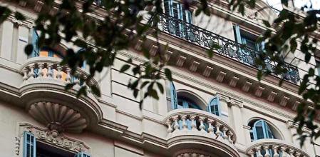 Carteles de pisos en alquiler, en lloguer, calle muntaner