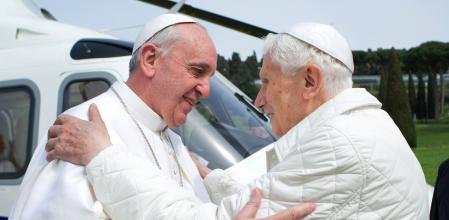 El papa Francisco y Benedicto XVI se saludan en una imagen del 2013, cuando el papa alemán renunció al cargo&nbsp;